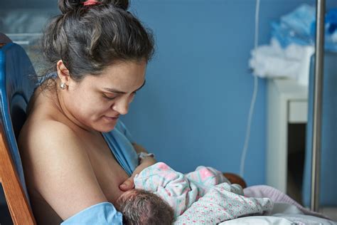 Puedes amamantar a tu bebé tu leche no transmite el nuevo coronavirus