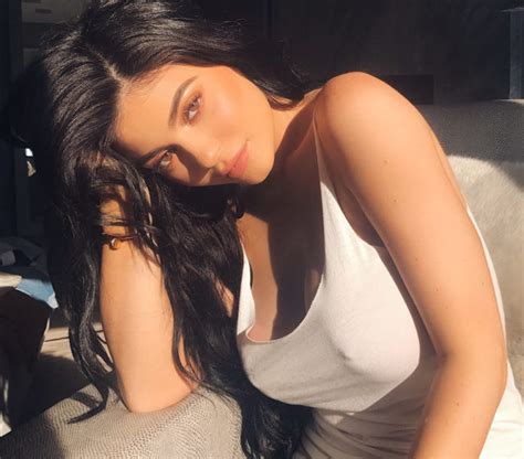 What Happened When Kylie Jenner Went To Her First Prom And Therapy Session Preenph