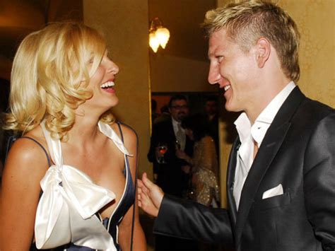 Stimmt, er kann sich sehr dafür begeistern. Bastian & Sonya Kraus - Bastian Schweinsteiger Photo ...