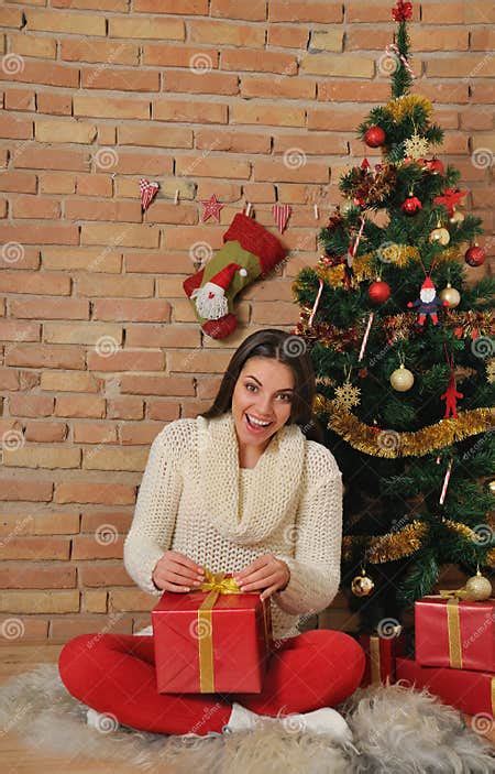 De Mooie Opwindende Jonge Vrouw Met Stelt Dichtbij Kerstboom Voor Stock Foto Image Of Gezicht