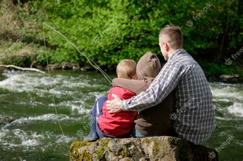 Padre Con Sus Hijos Pescando En El Río Mount Foto Premium