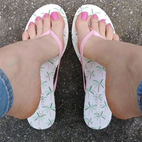 ในภาพอาจจะมี รองเท้า Pretty Sandals Cute Sandals Bare Foot Sandals Cute Toe Nails Cute Toes