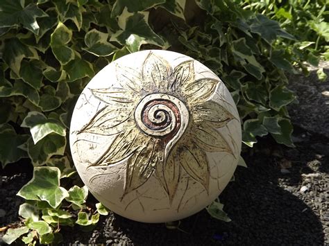 Unsere dekoelemente eignen sich herrvorragend als auflockerung zwischen tröge und hochbeete. Elfenflüstern: Gartendekoration - GartenKugel Schmuckkugel ...