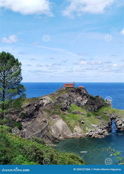 San Juan De Gaztelugatxe Basque Espanha Foto De Stock Imagem De Azul Pedra