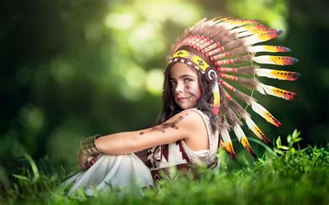 Cute Little Indian Girl Feathers Hat Wallpaper Cute