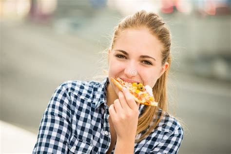 Jeune Femme Heureuse Faisant Cuire La Pizza Image Stock Image Du