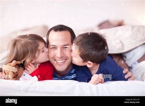Padre Besando A Su Hijo En La Mejilla Fotografías E Imágenes De Alta