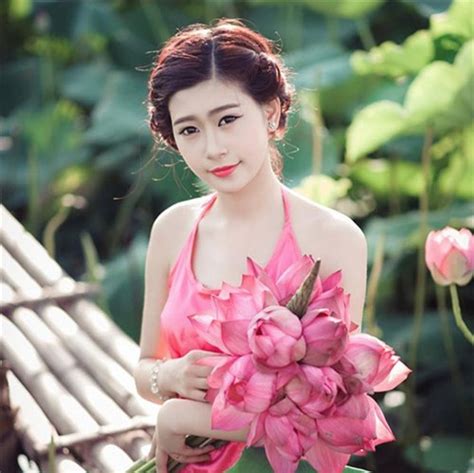 Hình ảnh Cô Gái Cầm Hoa đẹp Và Thơ Mộng Nhất Blog Thú Vị