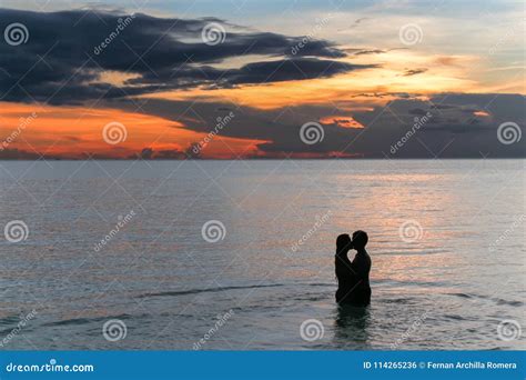 Coppia Baciare Sulla Spiaggia Con Un Bello Tramonto Nel Fondo