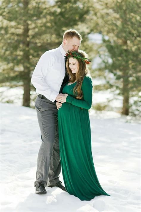 20 sweetest winter wonderland maternity photo session that look adorable maternity photo