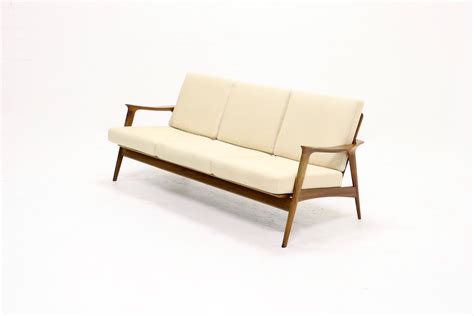 The raleigh sofa features an exposed solid wood frame that wraps around the back to support the seating area while lending visual lightness and satisfying tension to the whole. Vonvintage.nl: Catalogus