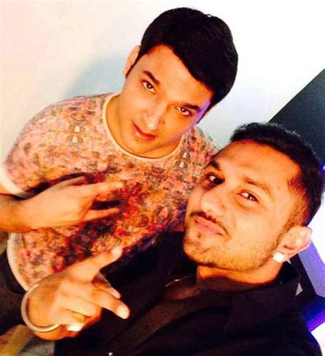 Comedy Nights With Kapil Yo Yo Honey Singh Clicks A Selfie With Kapil