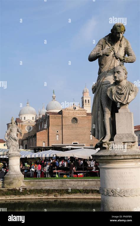Italy Veneto Padua Statue On Isola Memmia E Zairo Teatro Romano Prato Della Valle With