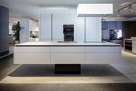 So gut wie jede farbe ist machbar in hochglanz. Küche Hochglanz Weiss | Nobilia-musterküche Grifflose ...
