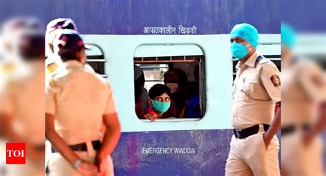 mumbai railway cop risks life nabs thief from tracks mumbai news times of india