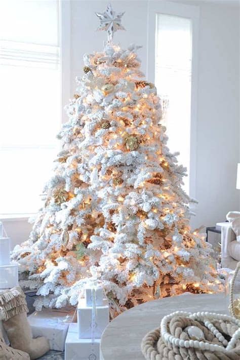 Check out these amazing christmas tree decoration ideas & tutorials. Beautiful Ideas to Deck up Your Frosted Christmas Tree