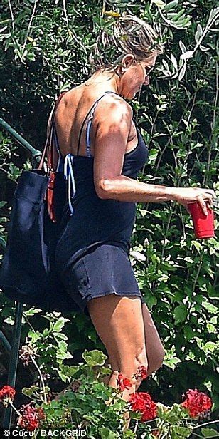 Jennifer Aniston Shows Off Her Amazing Abs In Blue Bikini Daily Mail