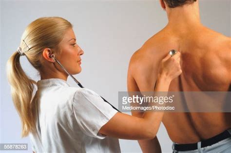 Female Doctor Examining A Male Patient Foto De Stock Getty Images