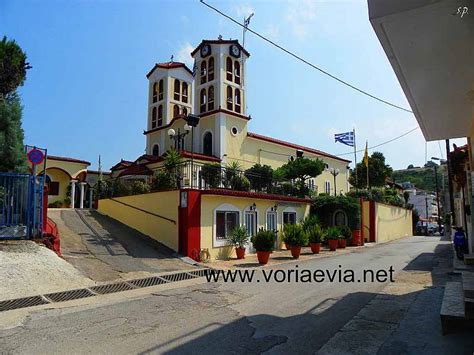 Αυτές τις εικόνες βλέπουν όσοι περνούν από το λιμάνι στο μαντούδι. Μαντούδι κωμόπολη της Εύβοιας με την παραλία Κυμάσι.