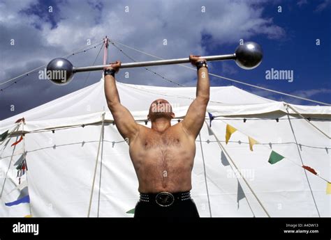 Circus Strong Man Fotos Und Bildmaterial In Hoher Auflösung Alamy