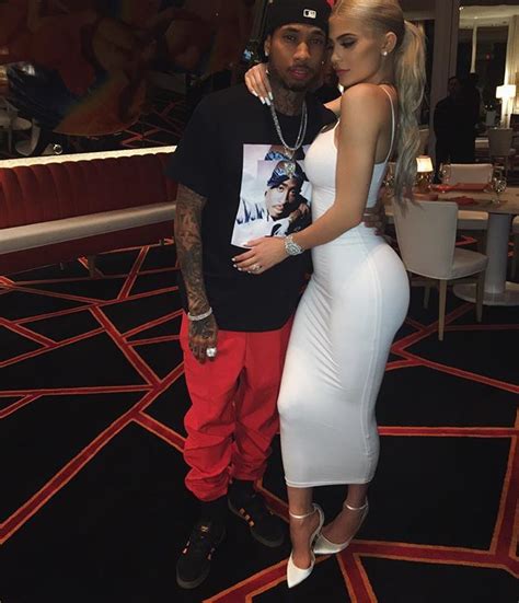 Kylie jenner flaunts taut tummy and clea. Pin von alice auf KYLIE JENNER | Kylie jenner outfits ...