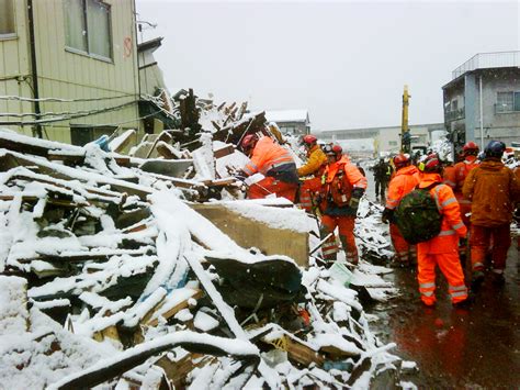 Fileuk Search And Rescue Team Work In Heavy Snow In Kamaishi Japan