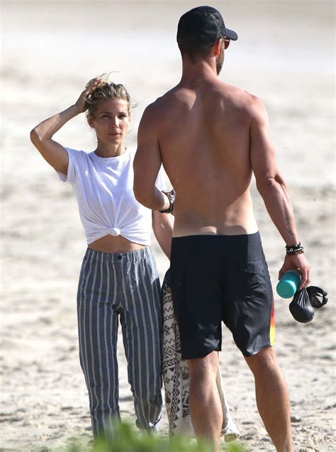 Elsa Pataky And Chris Hemsworth On The Beach In Byron Bay Australia 11
