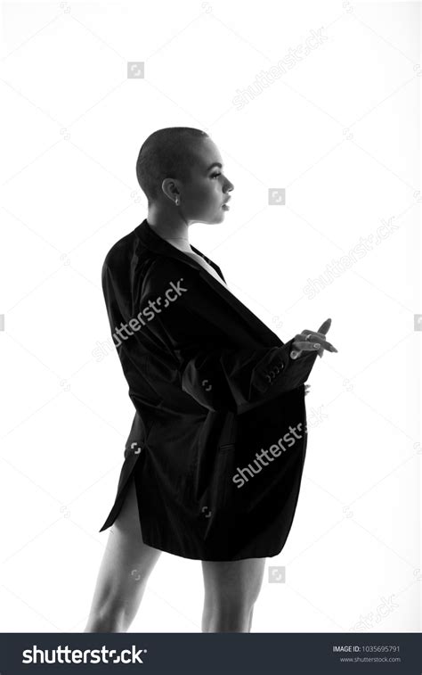 Young Nude Woman Shaved Head Covering Stockfoto 1035695791 Shutterstock