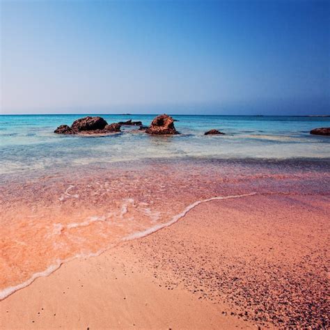 Creta Grecia La Ola Del Mar Sobre La Arena Rosada En La Hermosa Playa