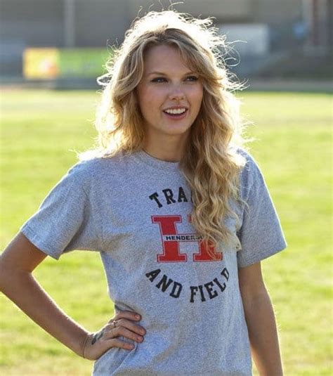 28, she kept half of her signature beauty look intact with her cat eye. Top 10 Pictures of Taylor Swift Without Makeup