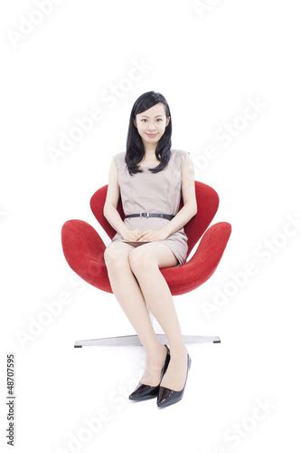 椅子に座った女性 の ストック写真とロイヤリティフリーの画像 Pic 48707595
