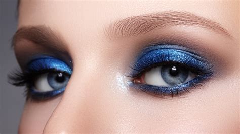 Accentuate Your Blue Eyes With These Eyeshadow Colors