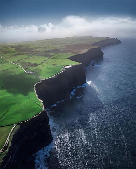 アイルランドのモハーの崖の上空からの眺め プレミアム写真