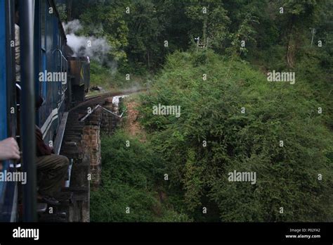 Viaje En Tren De Vapor El Ferrocarril De Montaña Nilgiri Tamil Nadu