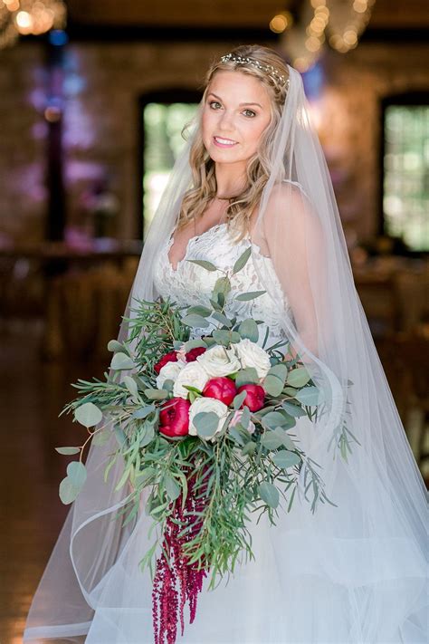 If you want those pretty flowers to reflect your wedding season, then you're in luck because some of the most breathtaking color combinations are perfect for a winter wedding. | red + white hanging bouquet | red + white winter bouquet ...