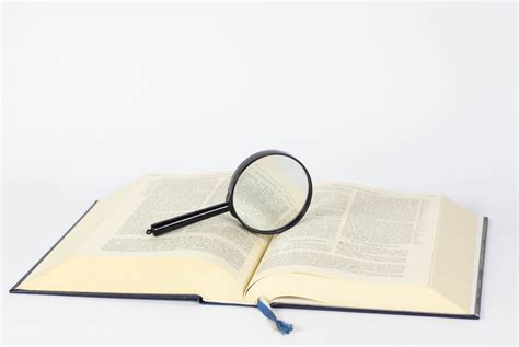 Magnifying Glass On Open Book Creative Commons Bilder