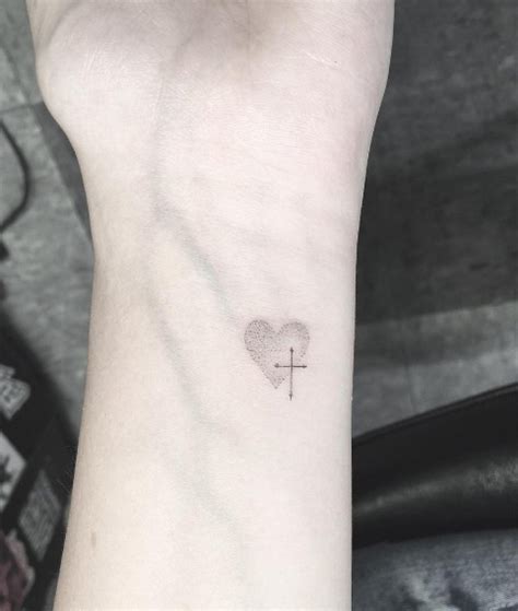 People also want to get this tattoo with the paw print tattoo. 51 Tiny Tattoos You're Going To Be Obsessed With - TattooBlend