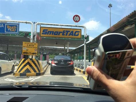Fastag allows you to drive through the fastag lanes without having to stop to pay the toll taxes. These 5 Smart TAG Woes Will Make You Facepalm | CARPUT