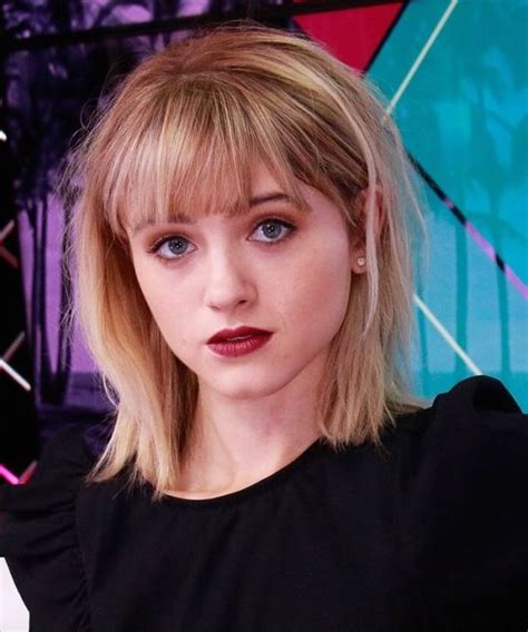 Natalia Dyer Blonde Hair With Bangs Dyer Hair Hairstyles With Bangs