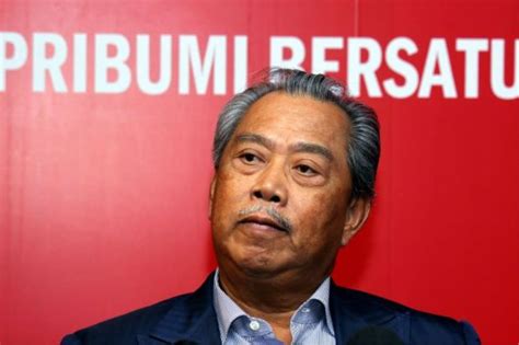 Prime minister tan sri muhyiddin yassin has assured the rakyat that there will be no curfew or shutdown under the emergency. Muhyiddin ganti Tun M, memangku jawatan pengerusi Bersatu ...