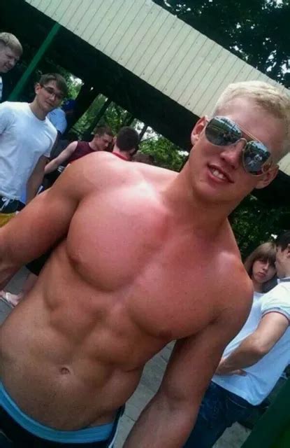 SHIRTLESS MALE MUSCULAR Blond Frat Guy Jock Hunk Body Beefcake PHOTO