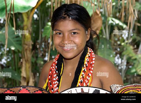 Embera Indian Girl Banque Dimage Et Photos Alamy