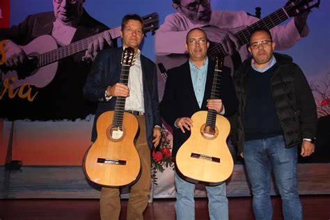Los lutieres Aarón García y Stephen Hill donan guitarras al Certamen de