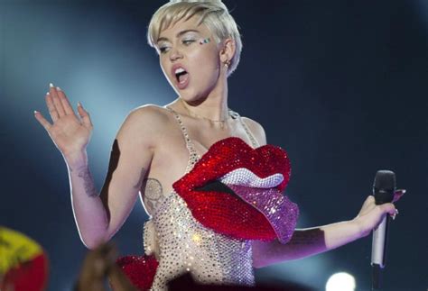 Miley Cyrus Shock Vuole Della Corna Di Silicone Radio 105