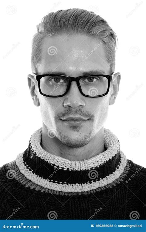 Cara Del Joven Y Guapo Hombre Con Anteojos Foto De Archivo Imagen De