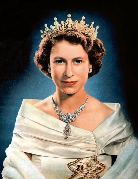 She became queen when her father, king george vi, died on 6 february 1952. De schatkamer van koningin Elizabeth II | Het Financieele ...