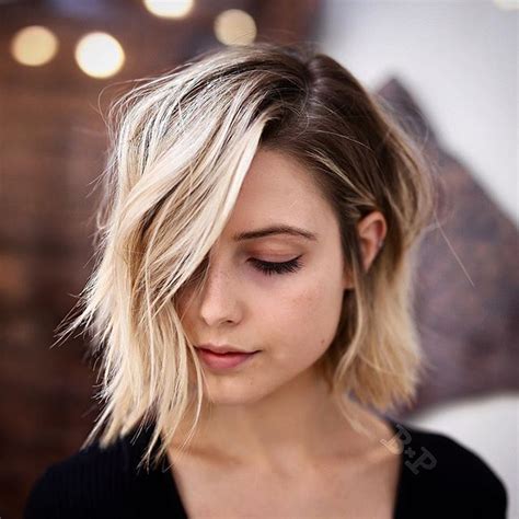 To professional hairstylists, wavy hair is considered the holy grail of hair types. 20 Feminine Short Hairstyles for Wavy Hair: Easy Everyday ...