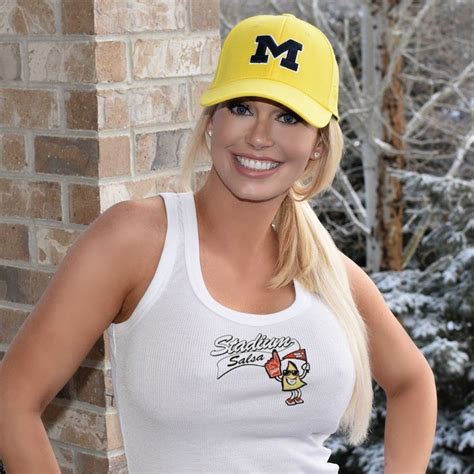 Elle Johnson Ellejohnson Twitter Elle Johnson Bikini Models Michigan Wolverines Football