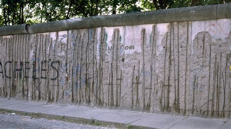 Download Remains Of The Berlin Wall Wallpaper