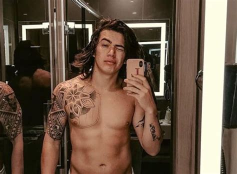 Nela os dois aparecem usando máscaras. Whindersson Nunes surpreende e posta foto pelado na banheira